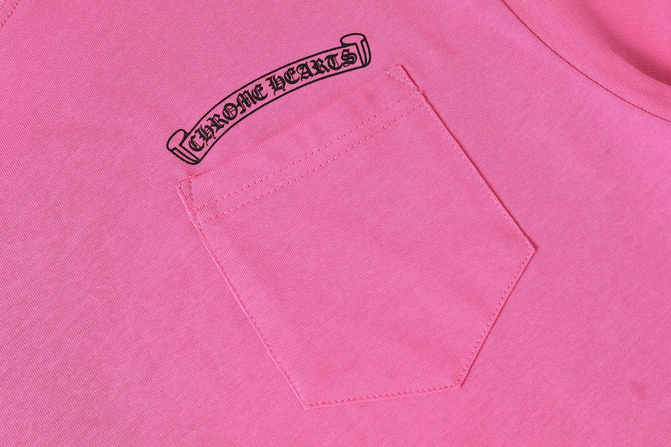 P150 Cross-border running quantity model, please do not place an order if you pursue quality - Chrome Hearts/Chrome Heart Graffiti✍️Letter cross short-sleeved T-shirt - High weight, high density and high quality. The wool is soft, delicate and skin-friendly. Soft and silky to the touch. Excellent warmth and skin-friendly properties - Custom-woven and custom-dyed, no color difference, regardless of fabric or workmanship details. Comparing the ordinary version on the market -Colour: pink -Size: S M L XL